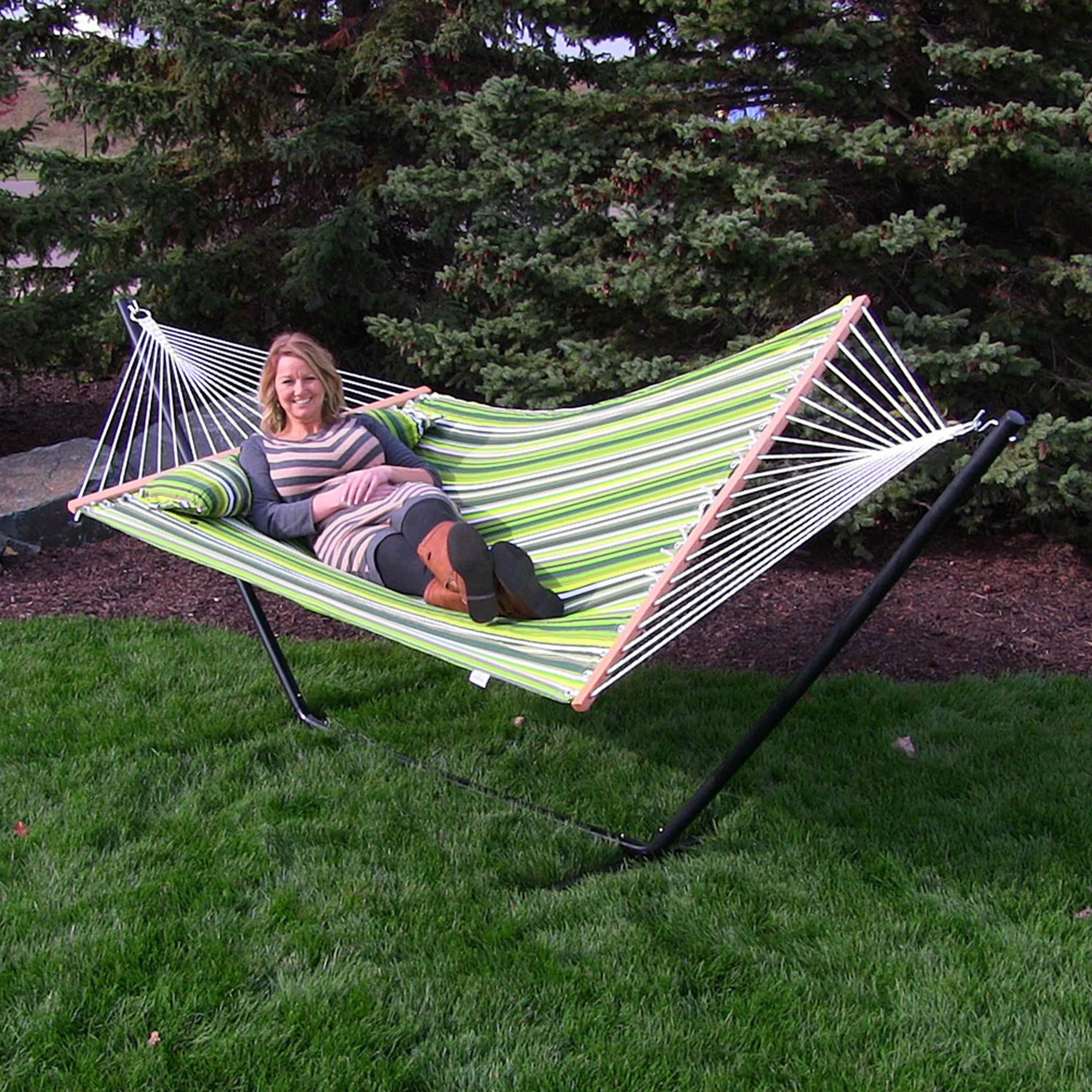 Sunnydaze 2-Person Freestanding Quilted Fabric Hammock with Stand